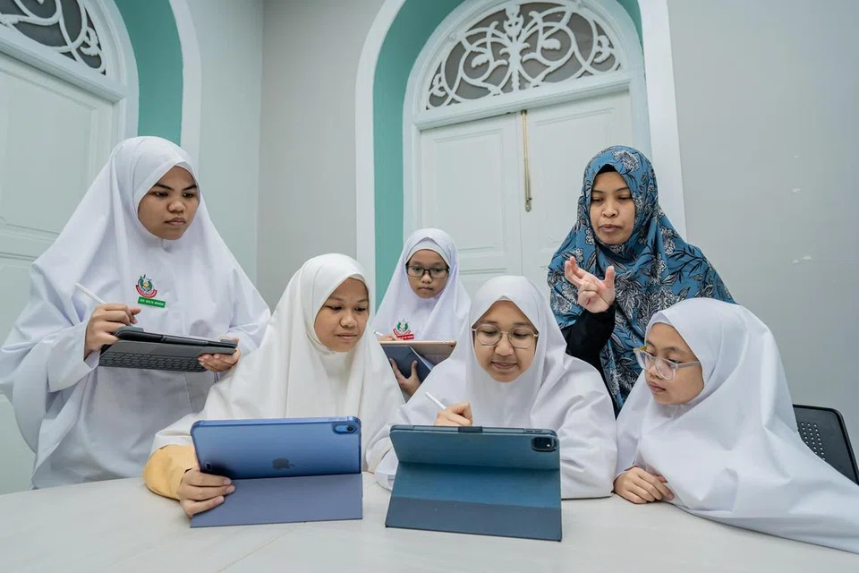 PERLU USAHA MENYELURUH: Usaha menaikkan gaji asatizah di bawah Garis Panduan Gaji Umum (CSG) Asatizah membabitkan semakan menyeluruh, termasuk menilai kepelbagaian dan cabaran pekerjaan asatizah hari ini serta memadankan gaji mereka dengan sektor relevan  dengan teliti. 