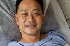 SEMAKIN PULIH: 3WO Jeffrey Heng kelihatan sedang tersenyum sambil berehat di katil hospital. FACEBOOK NG ENG HEN