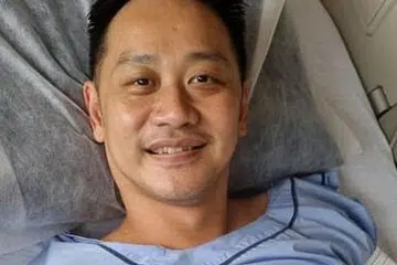 SEMAKIN PULIH: 3WO Jeffrey Heng kelihatan sedang tersenyum sambil berehat di katil hospital. FACEBOOK NG ENG HEN
