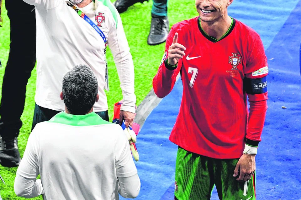 Cristiano Ronaldo (berbaju merah) gembira selepas pasukannya mengalahkan Slovenia dalam
sepakan penalti penentuan. – Foto REUTERS