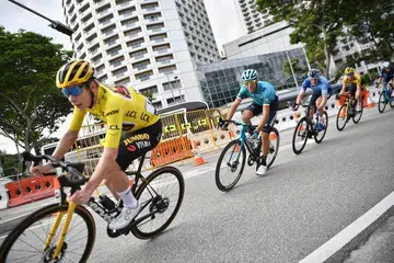 Vingegaard (paling kiri) melepasi garisan penamat Kriterium Tour de France Prudential Singapura di Platform Terapung @ Marina Bay petang ini pada masa 1 jam 19 minit 47 saat. - Foto ARIFFIN JAMAR 