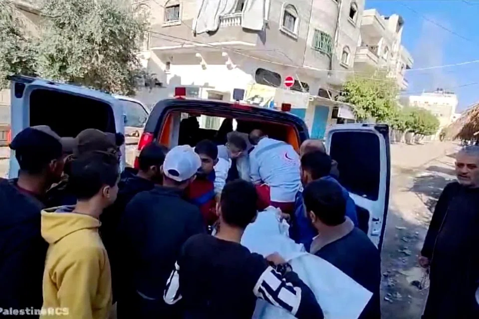PERANG BAKAL BERLARUTAN: Para kakitangan perubatan  daripada Persatuan Bulan Sabit Merah Palestin memberi rawatan segera sebelum dibawa ke hospital kepada pesakit yang cedera akibat pengeboman Israel di Kem Maghazi, di Deir al-Balah, pada 1 Januari.