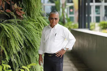 TERUS BEKERJA: Encik Mohamed Omar berjaya menemui pekerjaan baru sebagai jurutera sistem di STiB Technologies pada 2017 semasa usianya 65 tahun. - Foto BH oleh MARCELLIN LOPEZ