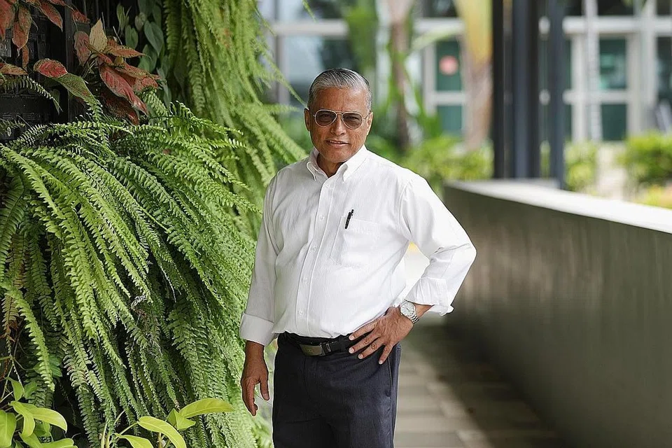 TERUS BEKERJA: Encik Mohamed Omar berjaya menemui pekerjaan baru sebagai jurutera sistem di STiB Technologies pada 2017 semasa usianya 65 tahun. - Foto BH oleh MARCELLIN LOPEZ