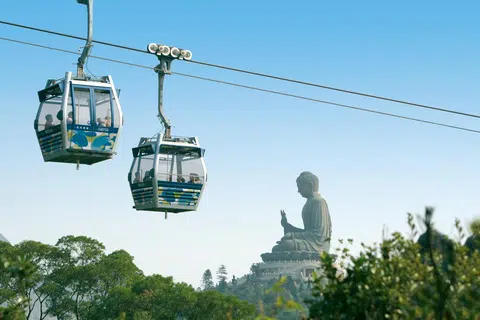 Kabin Kereta Kabel 360 kaca memberikan pemandangan luar biasa, seperti Pulau Lantau dan Laut China Selatan.