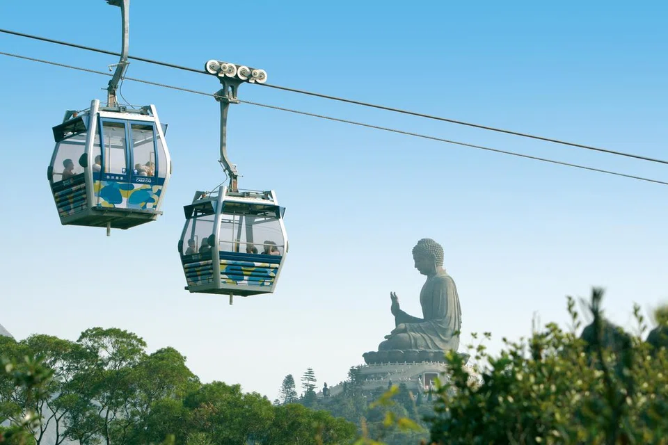 Kabin Kereta Kabel 360 kaca memberikan pemandangan luar biasa, seperti Pulau Lantau dan Laut China Selatan.