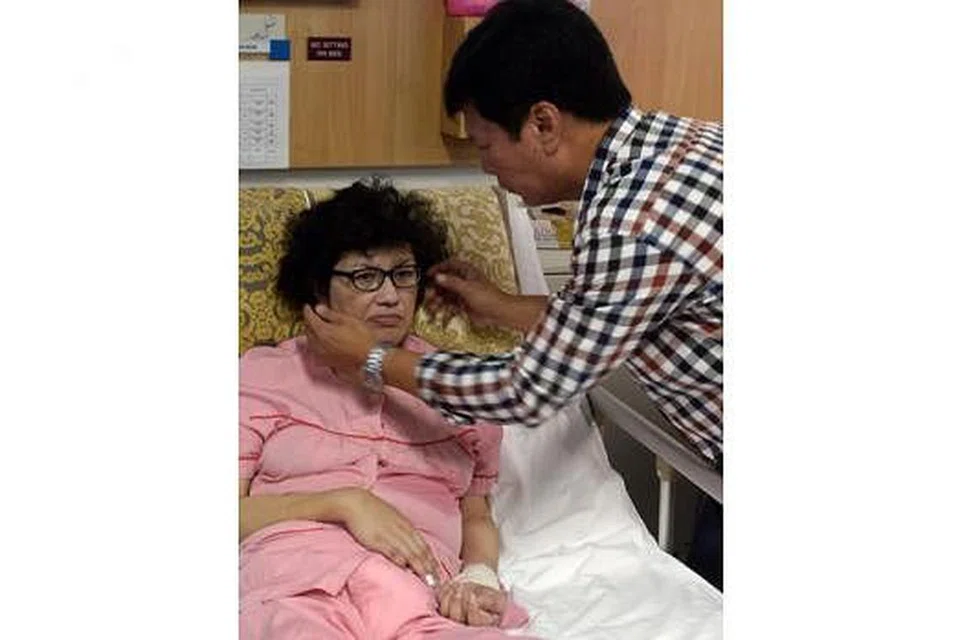 SERING DITEMANI SUAMI TERSAYANG: Suami mantan penerbit radio, Sharifah Noor Idros Albar, Encik Mohd Jailani Salleh, sering berada di sisinya dengan membantu menyuapkan makanan, mengalihnya dari tempat duduk ke katil dan sabar membantunya mengeja perkataan yang ingin dilafazkan isterinya. Sharifah mengalami angin ahmar baru-baru ini dan terlantar di hospital sejak empat bulan lalu. - Foto TAUFIK A. KADER