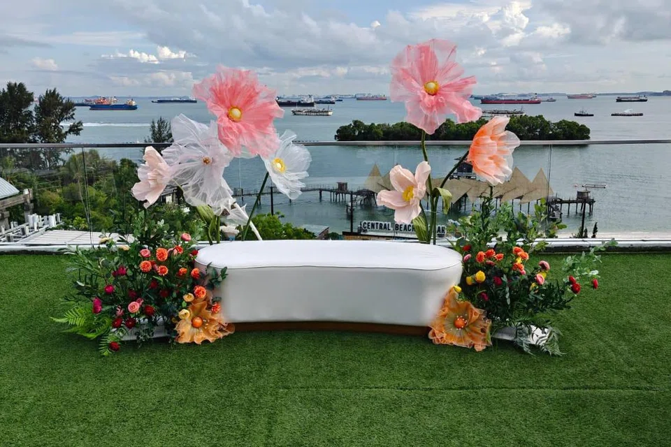 Pasangan Cik Diana Jamaluddin dan Encik Raghu Maharjan, membelanjakan hampir $38,000 untuk pakej perkahwinan serba lengkap dari The Atas People, yang merangkumi katering, dewan dan dekorasi berkonsep ‘whimsical’. 