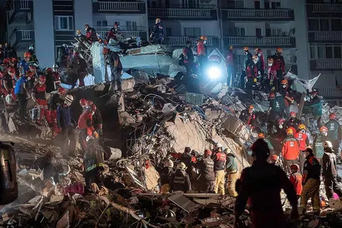 GIGIH MENCARI: Penyelamat dan relawan giat mencari mangsa gempa bumi kuat yang melanda pantai barat Turkey dan sebahagian Yunani di Izmir yang telah meragut sekurang-kurangnya 22 nyawa. - Foto AFP