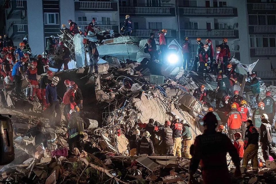 GIGIH MENCARI: Penyelamat dan relawan giat mencari mangsa gempa bumi kuat yang melanda pantai barat Turkey dan sebahagian Yunani di Izmir yang telah meragut sekurang-kurangnya 22 nyawa. - Foto AFP