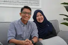 NIAT CEKAL KERJAKAN UMRAH: Pasangan suami isteri Encik Lokhman Haris Abdul Karem dan isteri, Cik Nadifa Shekh Nahji, akan tetap berangkat ke Tanah Suci pada 2 Disember ini. - Foto BH oleh ZULAIQAH ABDUL RAHIM