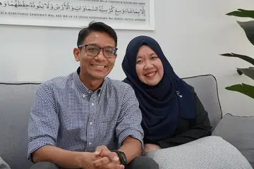 HAJAT DIPENUHI: Selepas lebih setahun menunggu, Encik Lokhman Haris Abdul Karem dan Cik Nadifa Shekh Nahji akhirnya akan berangkat ke Tanah Suci bulan depan untuk menunaikan umrah bersama. - Foto BH oleh ZULAIQAH ABDUL RAHIM