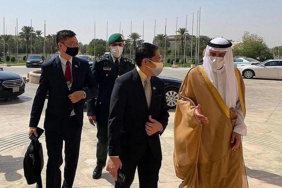 ERATKAN HUBUNGAN: Dr Maliki bertemu Menteri Negara (Ehwal Luar) Arab Saudi, Encik Adel Al Jubeir, semasa lawatan kerja beliau ke kerajaan itu. - Foto MFA