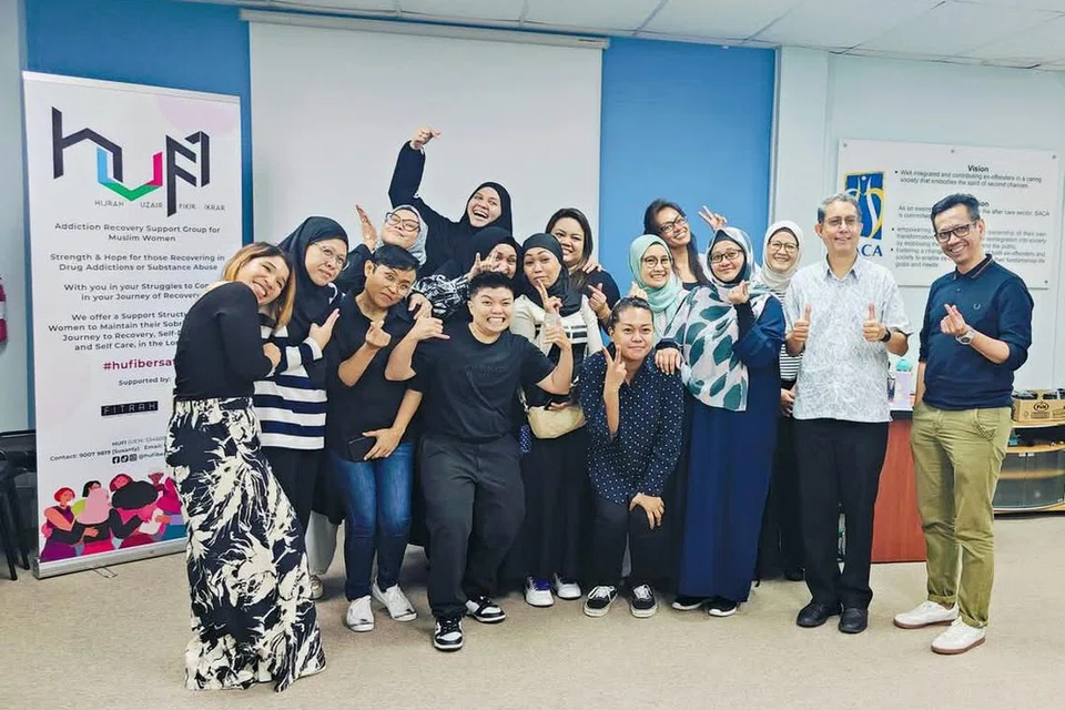 Kumpulan Hufi Bersatu berikan ruang untuk bekas penagih dadah berkongsi dan mendapatkan sokongan pemulihan. Gambar pengasas Cik Susanty (berjubah biru depan), bersama Anggota Parlimen (AP) GRC Nee Soon, Profesor Madya Dr Muhammad Faishal Ibrahim, Encik Farik Omar, Pengarah Eksekutif FITRAH bersama anggota HUFI Bersatu. 