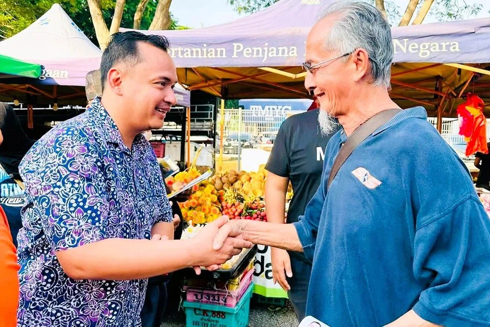 Encik Muhammad Amir Fiqri Mustapha (kiri), berhasrat memperkukuh ekonomi tempatan melalui perusahaan kecil dan sederhana, membantu anak muda berniaga serta mengangkat hasil kampung di bawah jenama ‘Maharani’.
