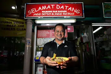 IKHTIAR BERTAKAT: Encik Sumadi menggiatkan penjualan pes mi soto dan mi rebusnya sejak sekatan pemutus litar dan berjaya menjual lebih 1,000 paket dalam tempoh itu. - Foto BH oleh SHINTARO TAY