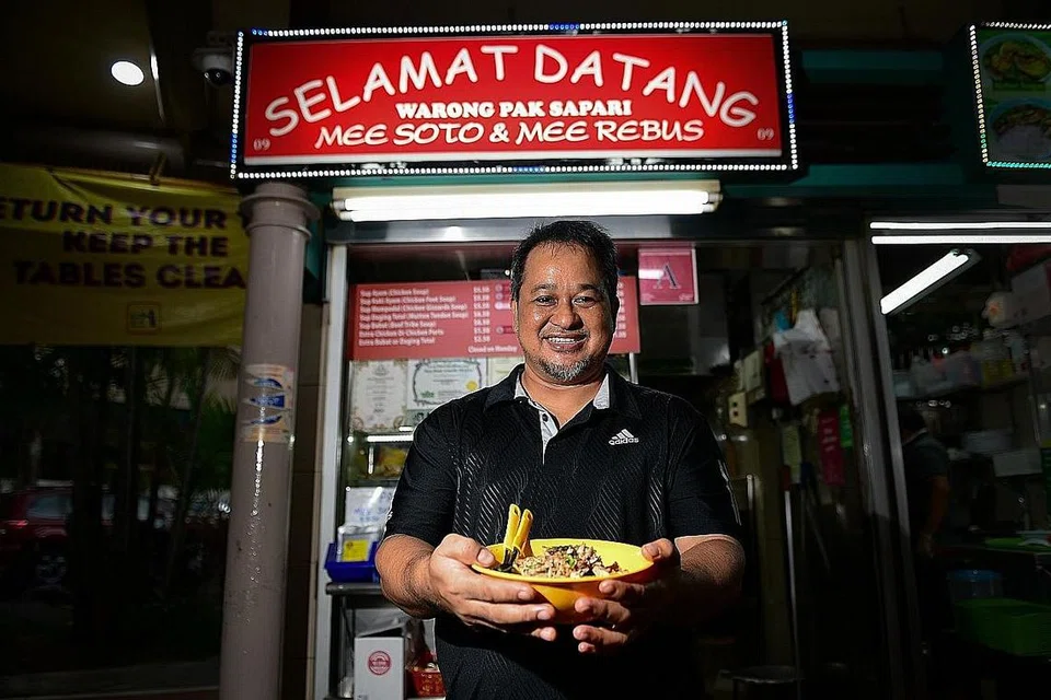 PERNIAGAAN BARU: Cik Marliya sedang menyediakan mi soto dari gerai barunya di Pusat Penjaja Old Airport Road dengan menggunakan francais mi soto popular Adam Road. Beliau menerima bimbingan daripada pemilik gerai mi soto popular di Adam Road, Encik Sumadi Sapari (gambar atas). - Foto BH oleh MOHD KHALID BABA