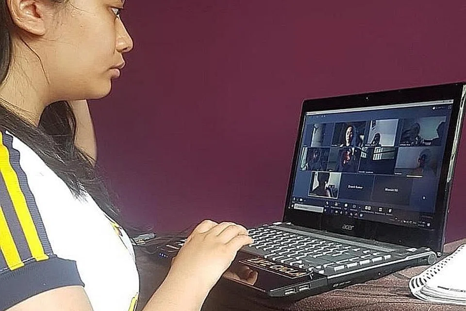 SERONOK MENGAJAR DARI RUMAH: Penggubah lagu muda dan penyanyi, Nur Isnina Mohamed Isnin (atas), teruja mengajar muzik kepada pelajar Dimensions International College dari keselesaan rumahnya. - Foto ihsan NUR ISNINA MOHAMED ISNIN 