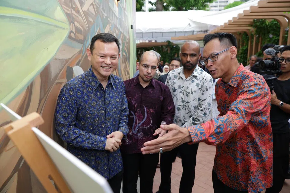 Pemangku Menteri Bertanggungjawab bagi Ehwal Masyarakat Islam, Encik Zaqy Mohamad (kiri); bersama Setiausaha Parlimen Kanan (Pendidikan merangkap Pembangunan Negara), Dr Syed Harun Alhabsyi (dua dari kiri); Penasihat Akar Umbi, Dr Hamid Razak (dua dari kanan); dan Penolong Naib Presiden Warees Investments, Encik Adam Hudzaifah Alyaman semasa majlis pelancaran Jamae Chulia Heritage di Chinatown pada 24 Oktober.