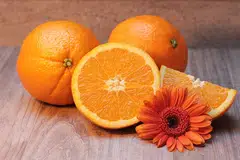 BANYAK KHASIAT: Limau mengandungi vitamin C dan bahan antioksidan yang dikatakan dapat membantu individu mengatasi masalah bintik hitam pada wajah, muka tidak segar dan rambut bermasalah.