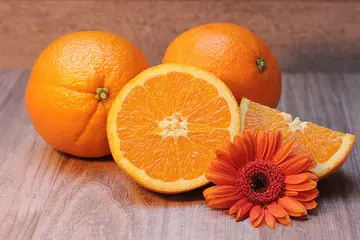 BANYAK KHASIAT: Limau mengandungi vitamin C dan bahan antioksidan yang dikatakan dapat membantu individu mengatasi masalah bintik hitam pada wajah, muka tidak segar dan rambut bermasalah.