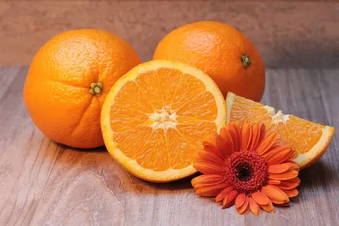 BANYAK KHASIAT: Limau mengandungi vitamin C dan bahan antioksidan yang dikatakan dapat membantu individu mengatasi masalah bintik hitam pada wajah, muka tidak segar dan rambut bermasalah.