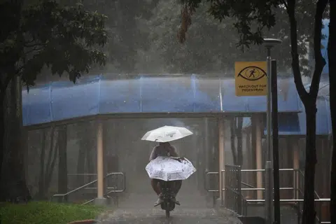 Hujan yang sangat lebat telah menyebabkan beberapa kawasan di Singapura mengalami banjir kilat pada November 16 dan 17.Cuaca hujan lebat ini dijangka akan berterusan akibat musim tengkujuh pada November 