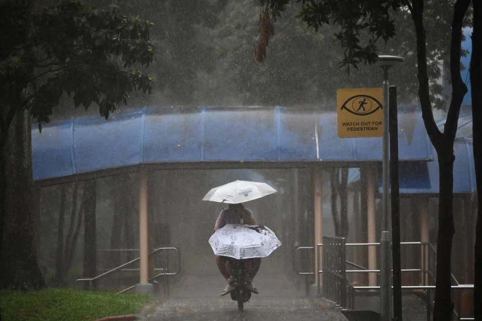 Hujan yang sangat lebat telah menyebabkan beberapa kawasan di Singapura mengalami banjir kilat pada November 16 dan 17.Cuaca hujan lebat ini dijangka akan berterusan akibat musim tengkujuh pada November 
