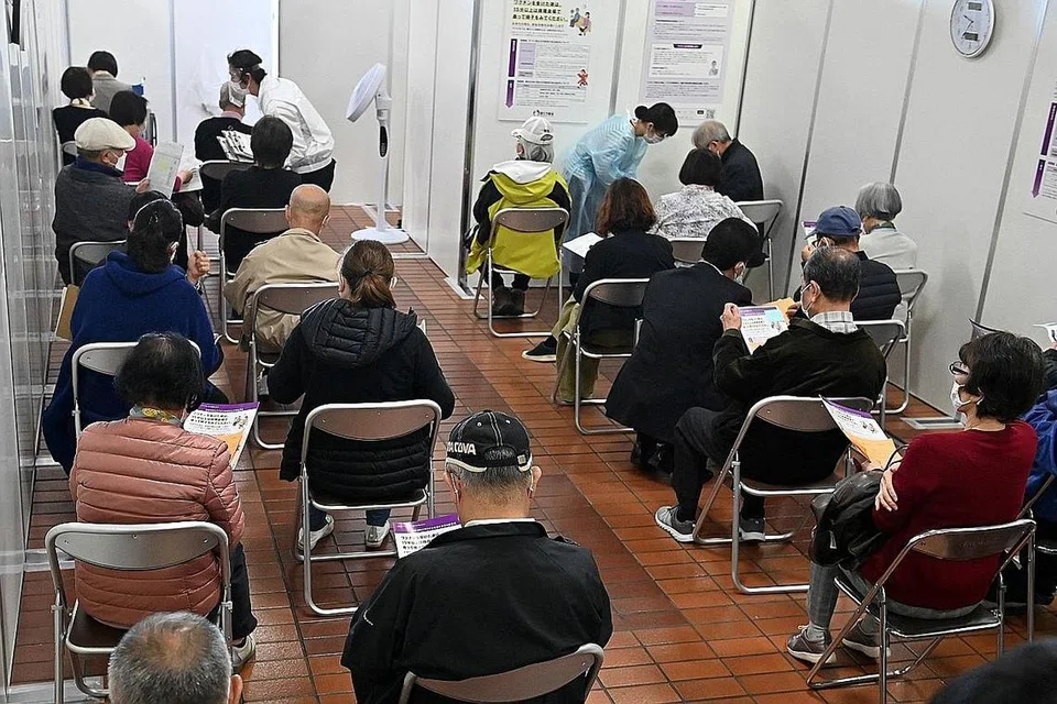 SEDIA MENERIMA VAKSIN: Warga tua duduk menunggu selepas menerima suntikan vaksin di Hachioji, sebuah daerah luar bandar Tokyo, Jepun, pada 12 April lalu. Vaksinasi mencegah jangkitan Covid-19 mula dilaksanakan di pelbagai tempat merentasi negara matahari terbit itu, di tengah-tengah meningkatnya kes jangkitan baru di kota-kota besar negara Jepun. - Foto EPA-EFE