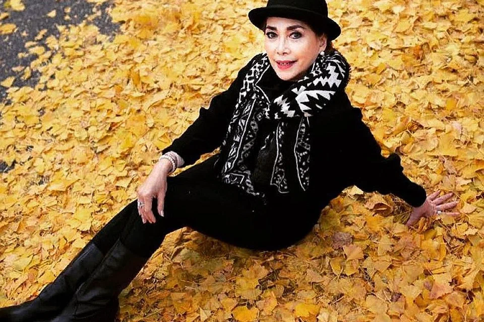 MASIH AKTIF GILAP LAKONAN: Pelakon Indonesia, Widyawati, yang masih gigih berlakon dan tampil anggun pada usia 70 tahun dinobatkan sebagai pemenang Anugerah Pelakon Pembantu Terbaik di Pesta Filem Asia Pasifik di Macau. - Foto INSTAGRAM WIDYAWATI