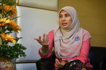 TEGAKKAN PENDIRIAN: Cik Nurul Izzah berkata ada kepercayaan dan ideal yang beliau amat hargai dan "saya rasa saya boleh kekal memegang padanya dengan mengambil tindakan ini" iaitu dengan meletak jawatan sebagai naib presiden PKR. - Foto fail.