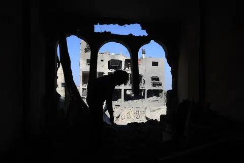 MUSNAH: Sebuah kem pelarian di Jaluran Gaza pada 17 November 2023.