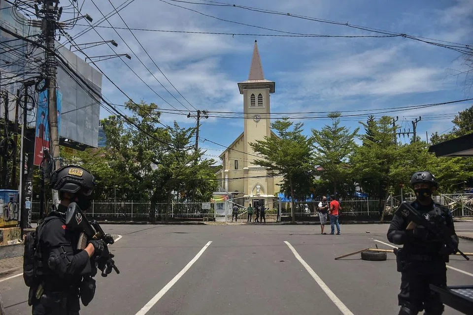 KAWAL KEADAAN: Anggota polis Indonesia meningkatkan kawalan keselamatan di premis agama susuli percubaan pengeboman gereja di Makassar. - Foto AFP