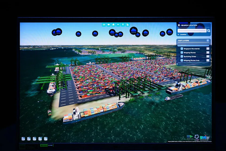 Paparan kembar digital Terminal Pelabuhan Pasir Panjang terpapar pada sebuah komputer riba semasa hari pembukaan Minggu Maritim Singapura (SMW) tahunan di Pusat Konvensyen dan Pameran Suntec Singapura pada 24 Mac 2025.