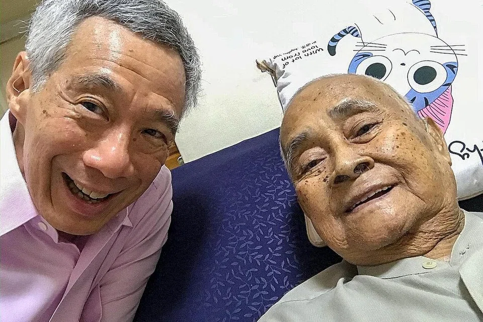 KENANGAN BERHARGA: PM Lee bersama Allahyarham Cikgu Muhammad Amin Shafawi semasa beliau mengunjunginya Mac lalu, sebelum sekatan pemutus litar Covid-19. - Foto LEE HSIEN LOONG / FACEBOOK 