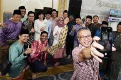 Menteri Kebudayaan, Masyarakat dan Belia, Encik Edwin Tong (depan), bergambar bersama AP GRC East Coast, yang terdiri daripada Timbalan Perdana Menteri, Encik Heng Swee Keat (barisan belakang, tiga dari kiri); Cik Jessica Tan (empat dari kiri); Menteri di Pejabat Perdana Menteri, Dr Mohamad Maliki Osman (lima dari kiri); Menteri Negara Kanan, Encik Tan Kiat How (tujuh dari kiri), serta bakal calon Parti Tindakan Rakyat (PAP), Encik Dinesh Vasu Dash (barisan depan, dua dari kiri) dan Cik Hazlina Abdul Halim (bertudung), serta jemaah Masjid Al-Ansar di Bedok, pada 31 Mac. 
