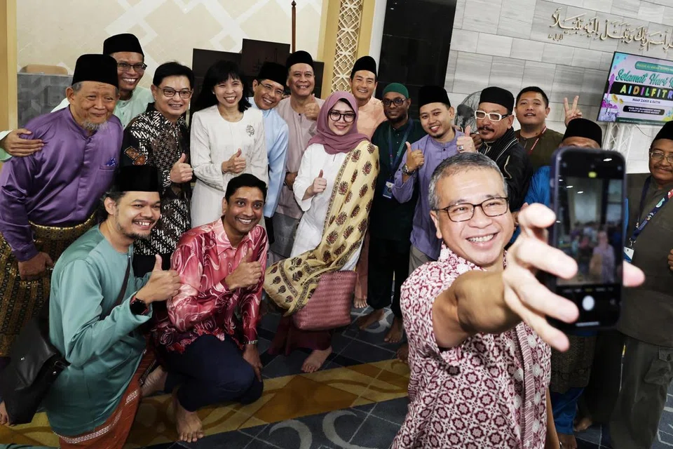 Menteri Kebudayaan, Masyarakat dan Belia, Encik Edwin Tong (depan), bergambar bersama AP GRC East Coast, yang terdiri daripada Timbalan Perdana Menteri, Encik Heng Swee Keat (barisan belakang, tiga dari kiri); Cik Jessica Tan (empat dari kiri); Menteri di Pejabat Perdana Menteri, Dr Mohamad Maliki Osman (lima dari kiri); Menteri Negara Kanan, Encik Tan Kiat How (tujuh dari kiri), serta bakal calon Parti Tindakan Rakyat (PAP), Encik Dinesh Vasu Dash (barisan depan, dua dari kiri) dan Cik Hazlina Abdul Halim (bertudung), serta jemaah Masjid Al-Ansar di Bedok, pada 31 Mac. 