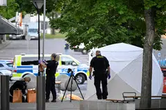 SIASATAN RAPI: Sekumpulan anggota polis menjalankan siasatan di tempat berlaku tembahan di Farsta, selatan  Stockholm, Sweden, pada Sabtu (10 Jun) 