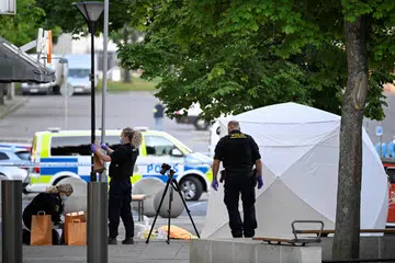 SIASATAN RAPI: Sekumpulan anggota polis menjalankan siasatan di tempat berlaku tembahan di Farsta, selatan  Stockholm, Sweden, pada Sabtu (10 Jun) 
