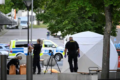 SIASATAN RAPI: Sekumpulan anggota polis menjalankan siasatan di tempat berlaku tembahan di Farsta, selatan  Stockholm, Sweden, pada Sabtu (10 Jun) 