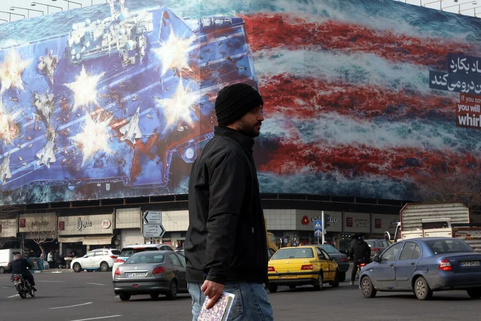 Orang ramai berjalan melepasi papan iklan besar anti-Amerika Syarikat di Dataran Enghelab, Teheran, Iran, pada 25 Januari 2026. Presiden Amerika Syarikat Donald Trump memperbaharui ancaman tindakan ketenteraan terhadap Iran susulan bantahan anti-pemerintah yang semakin memuncak. Iran kini berdepan gangguan Internet di peringkat nasional yang bermula pada 8 Januari 2026, di tengah gelombang bantahan anti-pemerintah yang semakin memuncak.