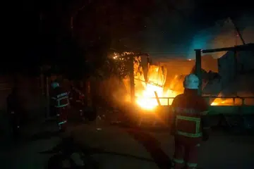 Anggota bomba memadam kebakaran sebuah asrama di Maahad Tahfiz An Nur di Merbok, Sungai Petani. 