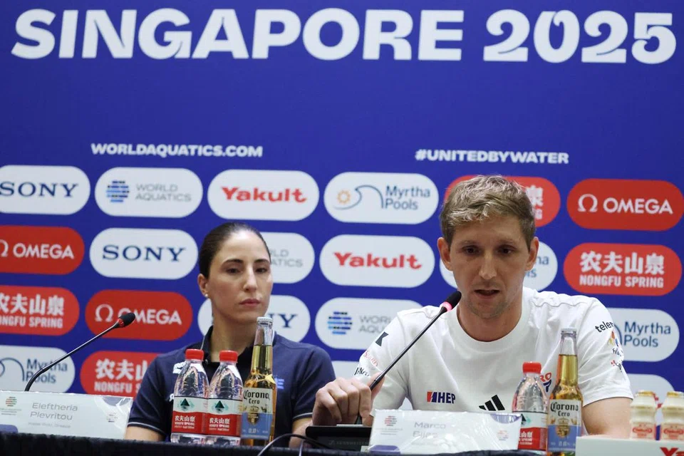 El jugador de waterpolo de Croacia, Marko Bijac (derecha) y el jugador de Plevritou de Air Polo de Grecia, competirán en el mundo acuático (WCH) 2025. 