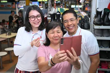 Dr Mohamad Maliki Osman memperkenal Cik Hazlina Abdul Halim (kiri) sebagai penggantinya di kawasan undi Siglap di bawah GRC East Coast.