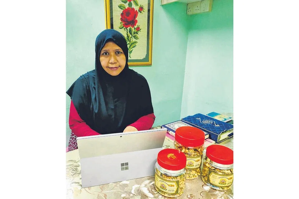 SAMBIL MENGAJAR, MENIAGA KUIH: Selain memanfaatkan teknologi untuk mengadakan kelas agama, Iqra dan Al-Quran dalam talian, Ustazah Manisah Samian juga mampu memantapkan lagi perniagaan dari rumahnya. - Foto ihsan MANISAH SAMIAN