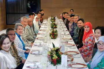 Menteri Kanan, Encik Lee Hsien Loong (empat dari kiri), makan malam bersama Putera Mahkota Brunei, Putera Al-Muhtadee Billah (empat dari kanan), dan delegasinya pada 11 September.