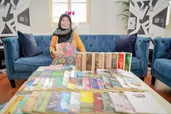 SEMANGAT PERKASA: Cik Rohani Din yang memulakan bidang penulisan pada usia 44 tahun menjadikan kolektif penulis wanita di enam negara Asia Tenggara, Kumpulan Bebas Melata, sebagai ruang saling memberi semangat agar anggota tidak gentar menulis. - Foto BH oleh NUR DIYANA TAHA