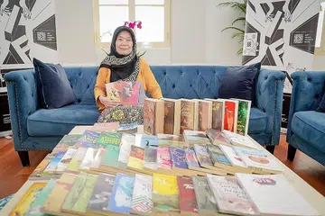 SEMANGAT PERKASA: Cik Rohani Din yang memulakan bidang penulisan pada usia 44 tahun menjadikan kolektif penulis wanita di enam negara Asia Tenggara, Kumpulan Bebas Melata, sebagai ruang saling memberi semangat agar anggota tidak gentar menulis. - Foto BH oleh NUR DIYANA TAHA