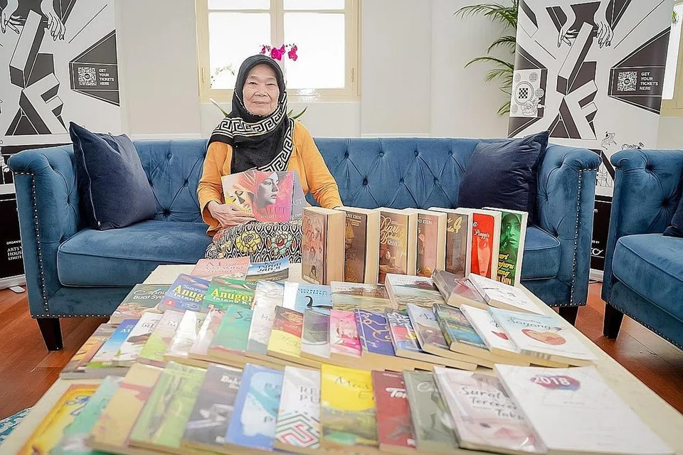 SEMANGAT PERKASA: Cik Rohani Din yang memulakan bidang penulisan pada usia 44 tahun menjadikan kolektif penulis wanita di enam negara Asia Tenggara, Kumpulan Bebas Melata, sebagai ruang saling memberi semangat agar anggota tidak gentar menulis. - Foto BH oleh NUR DIYANA TAHA