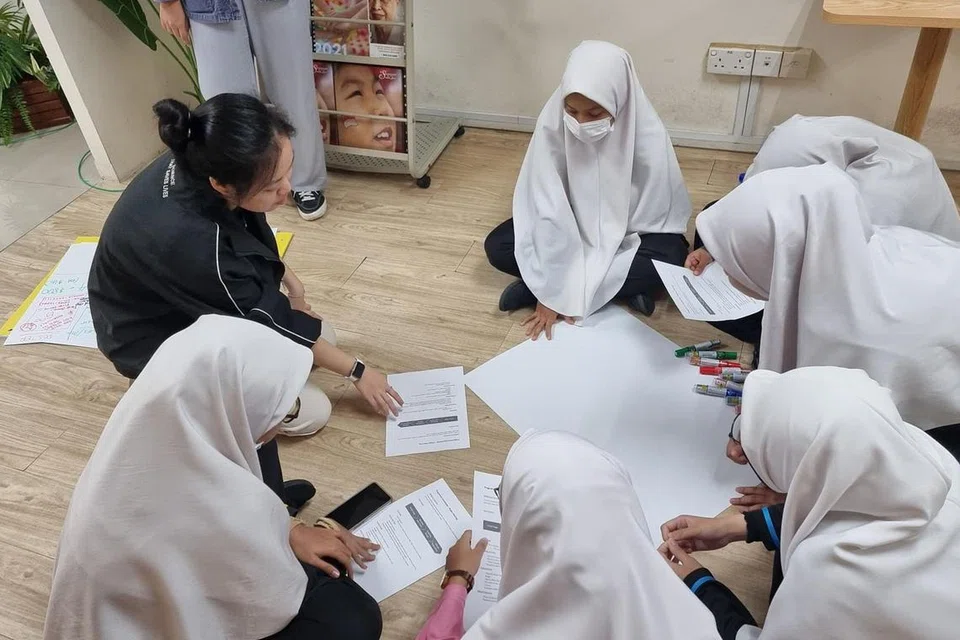 PENDEDAHAN AWAL KE ALAM KERJAYA: Pelajar Madrasah Al-Maarif Al-Islamiah turut serta dalam program Majlis Belia Kebangsaan (NYC) memperkenal kerjaya kerja sosial.- Foto BOLD AT WORK 